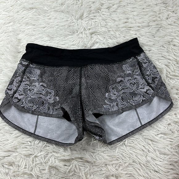 Lululemon Speed Up Short *2.5" Infinity Speed Up Short Alpine White Black - Picture 1 of 5